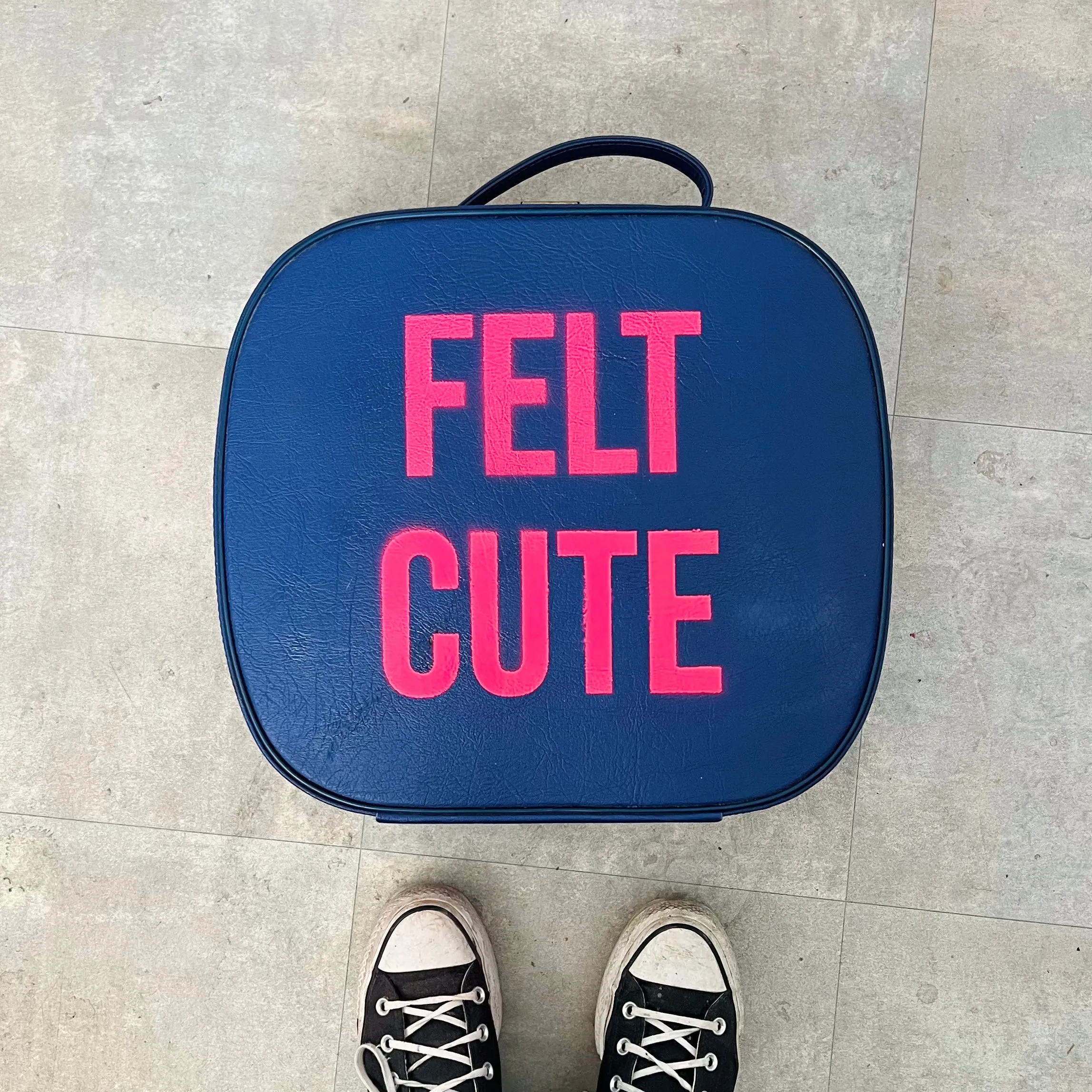 FELT CUTE Vanity case