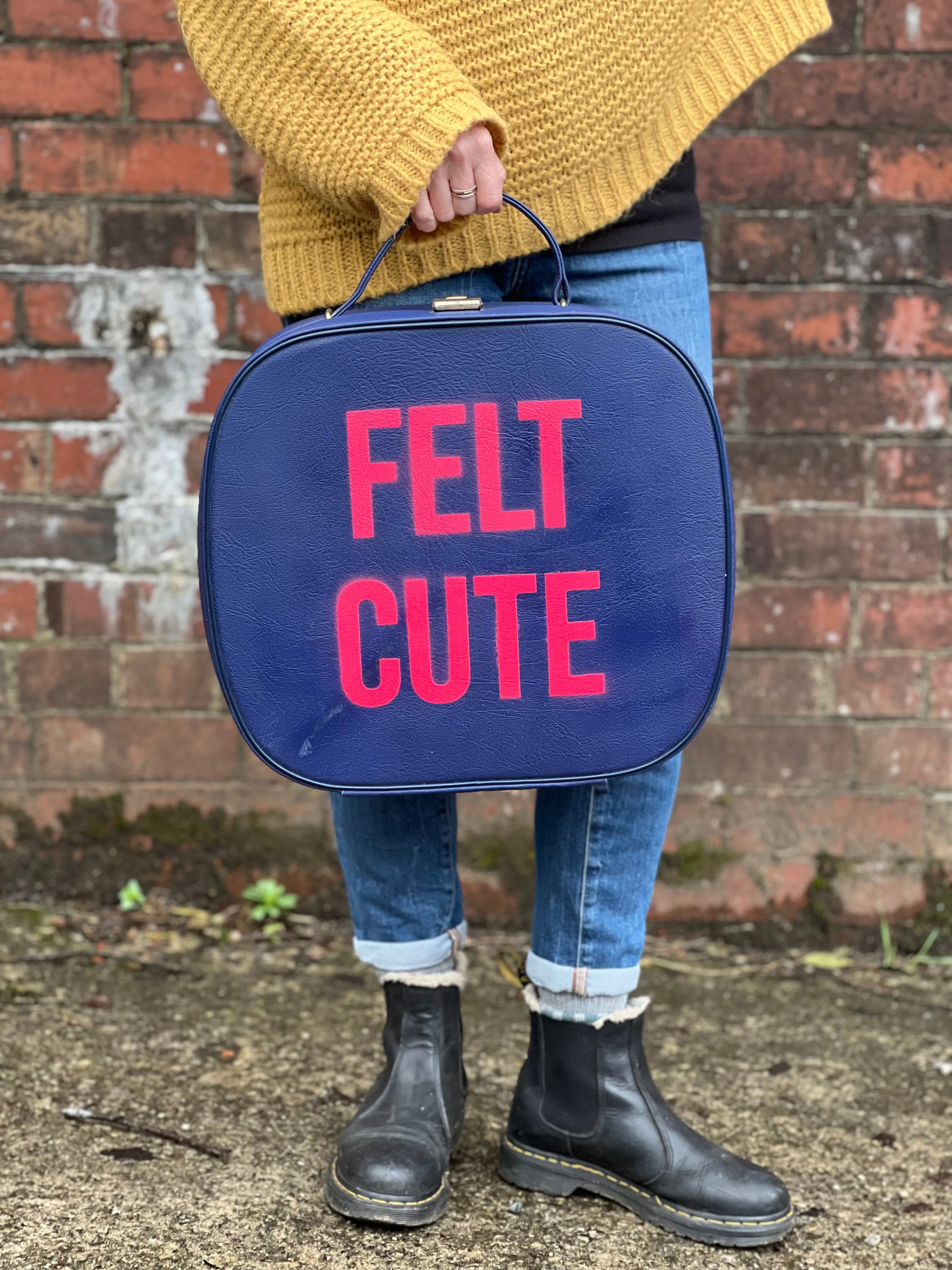 FELT CUTE Vanity case