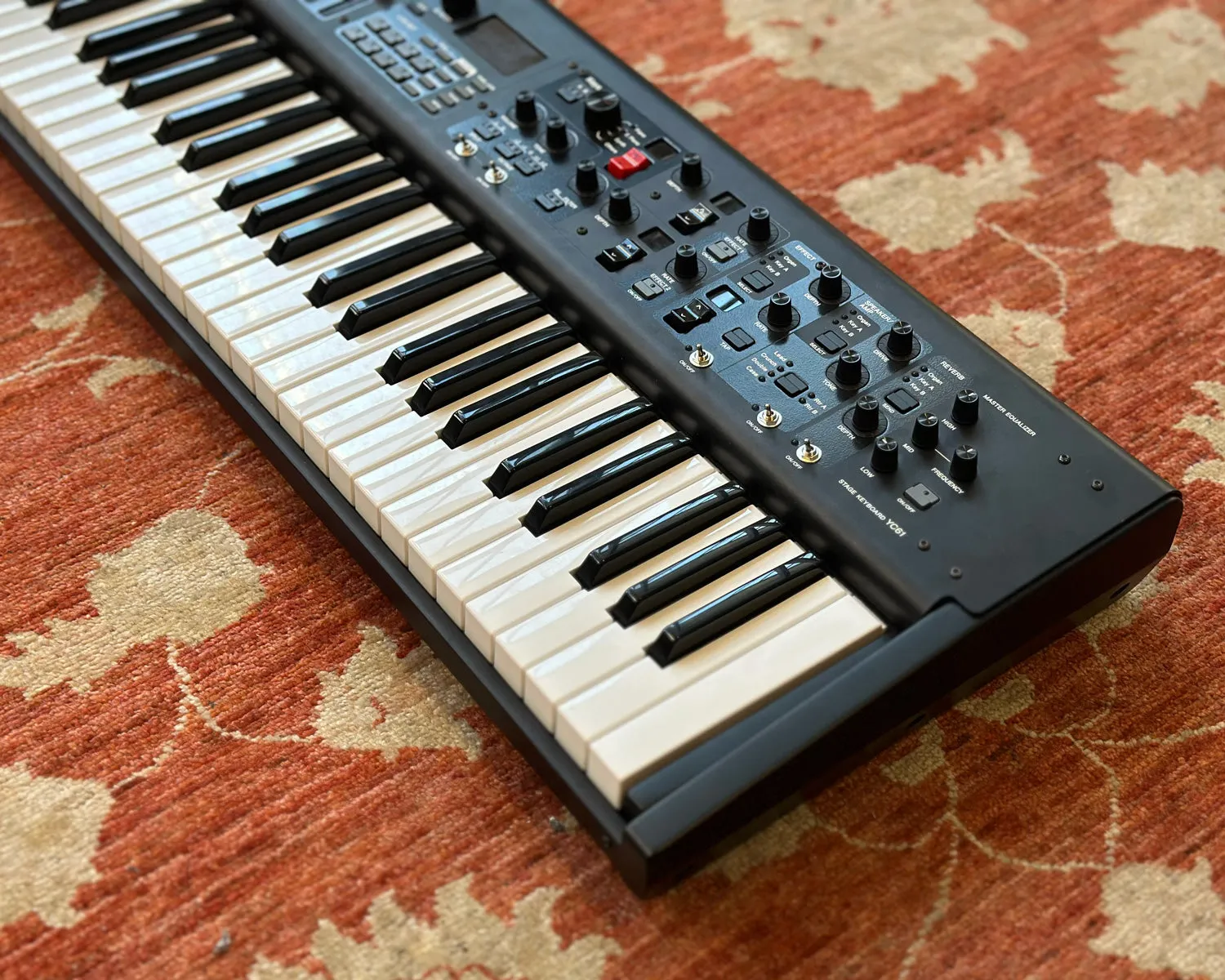 YAMAHA YC61 61-Key Synthesizer/Stage Keyboard