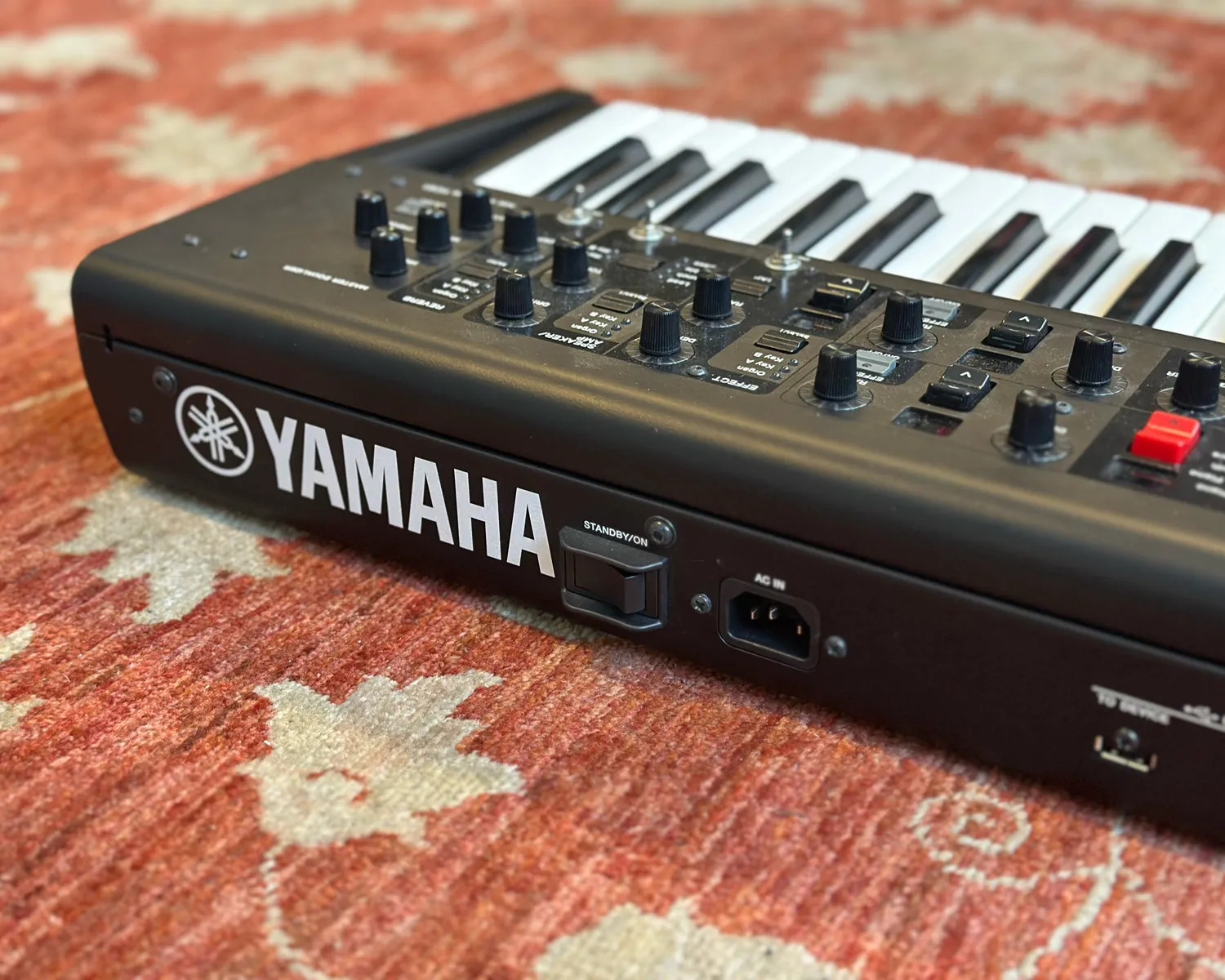 YAMAHA YC61 61-Key Synthesizer/Stage Keyboard